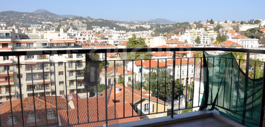 Location studio en avant dernier étage avec terrasse, Nice Borriglione