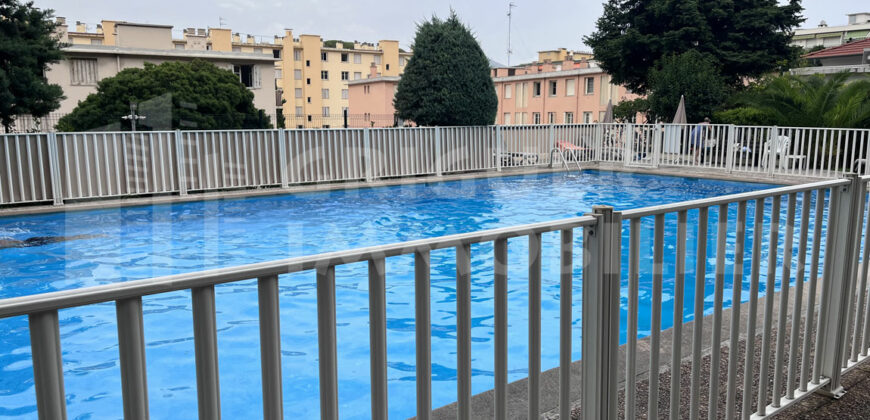 Location faux deux pièces dernier étage résidence piscine Nice