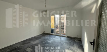 Location studio dernier étage proche Gorbella