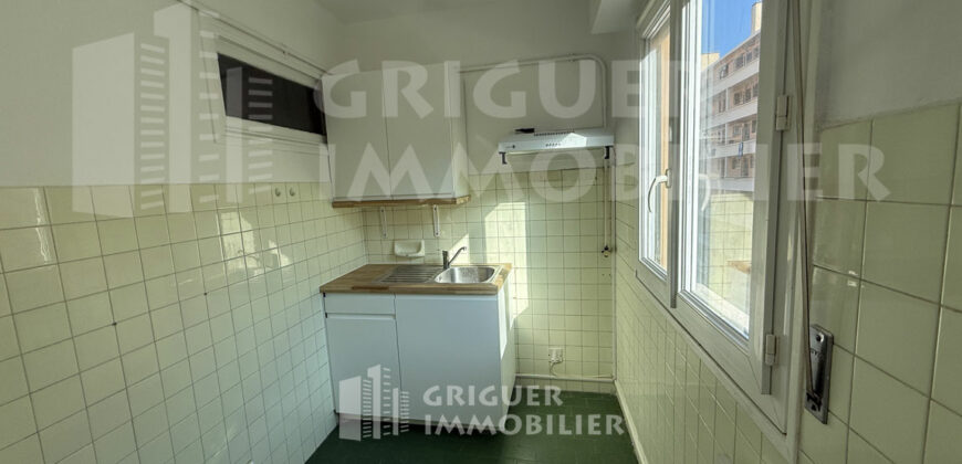 Location studio dernier étage proche Gorbella