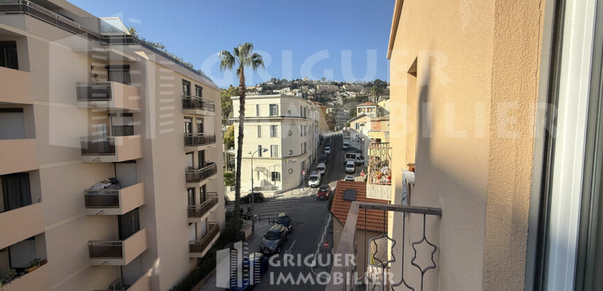 Location studio dernier étage proche Gorbella