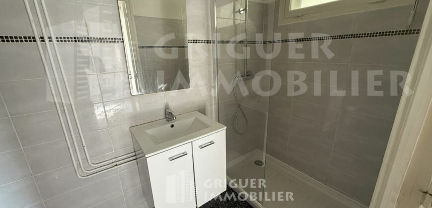 Location studio dernier étage proche Gorbella